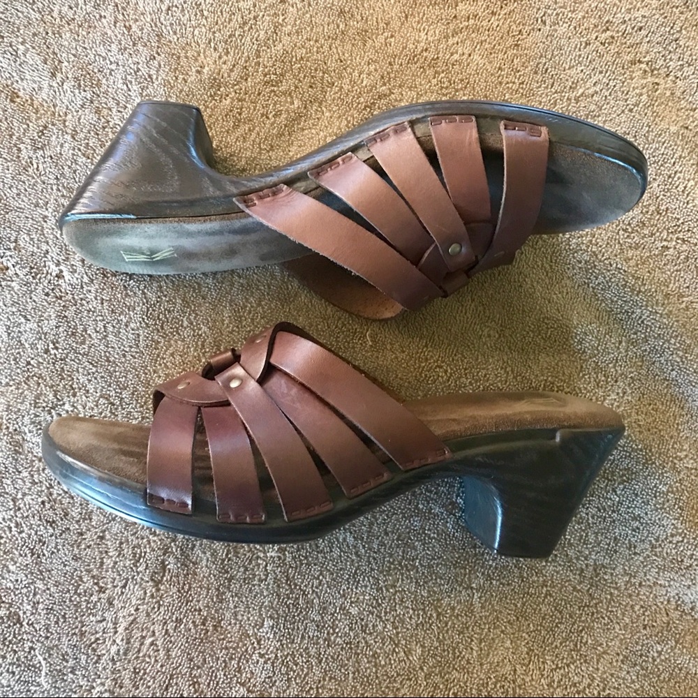 White mountain sandals. Size 10.